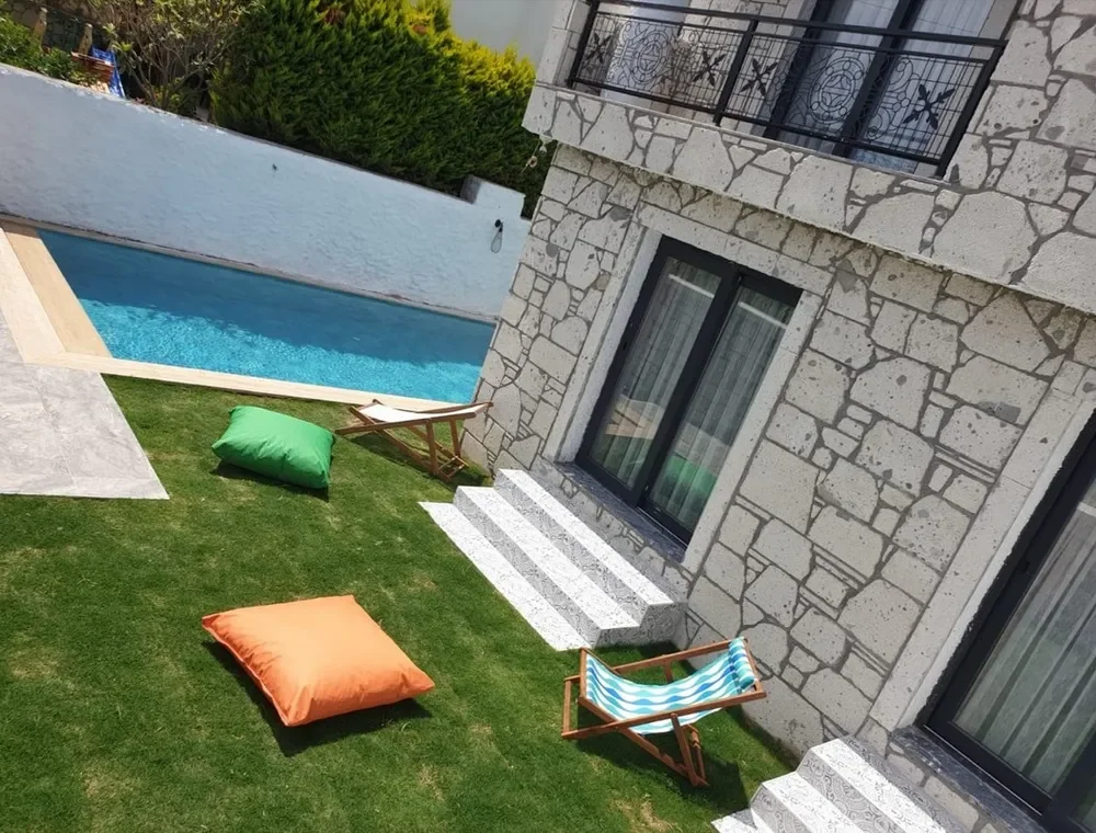 Alaçatı’da +12 Havuzlu Konaklama Arayanlara Özel: Huzurun ve Konforun Buluştuğu Tatil Deneyimi